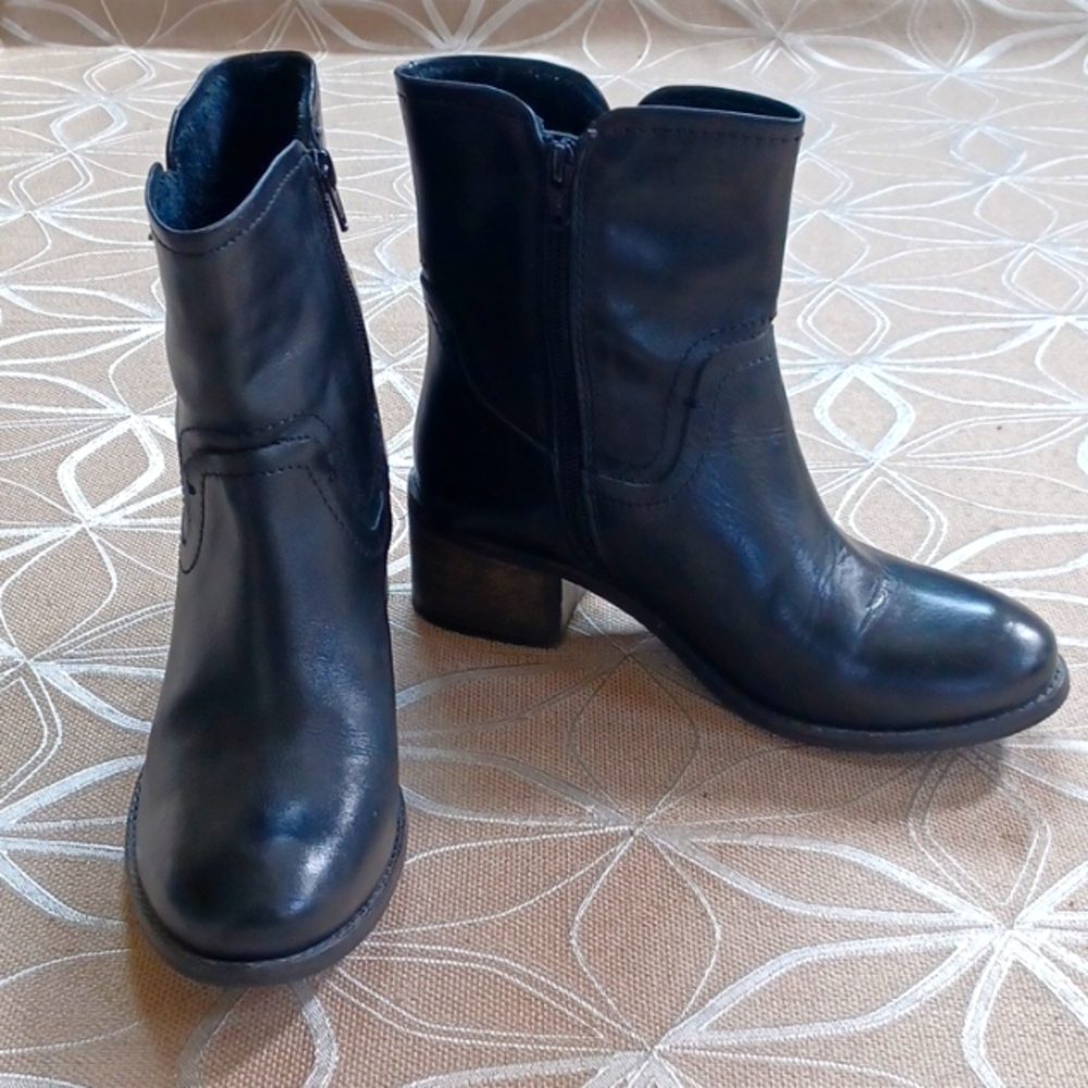 Sketchers Vintage Leather Ankle Boots!